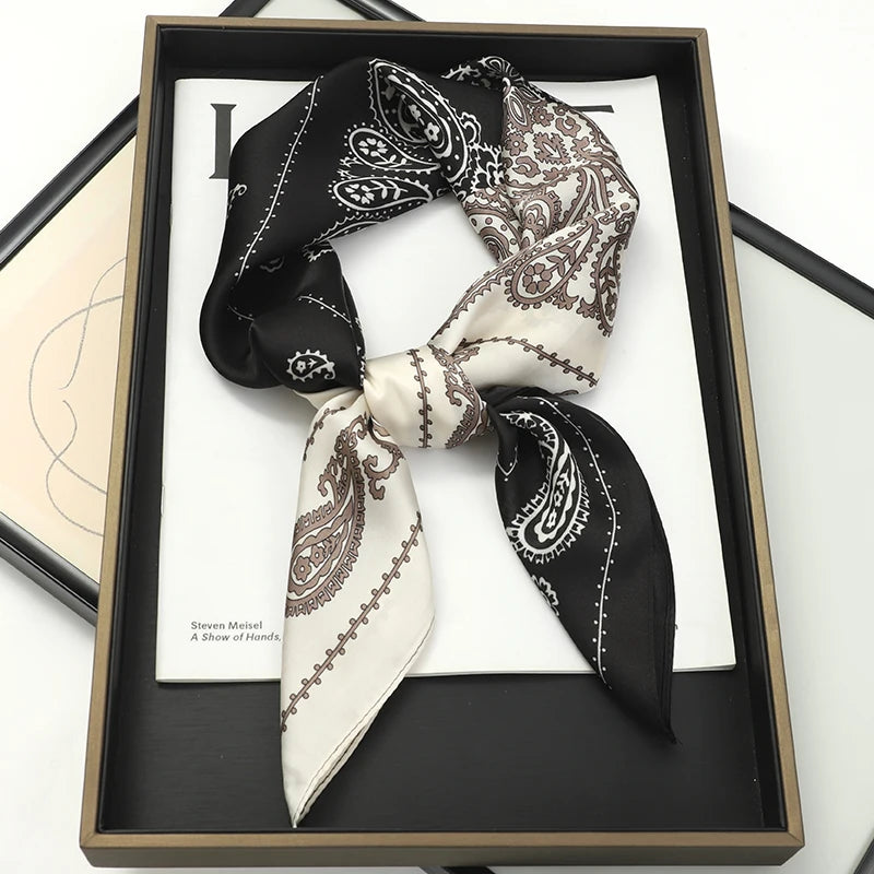 Foulard 70×70 — Imprimé Luxe Satiné
