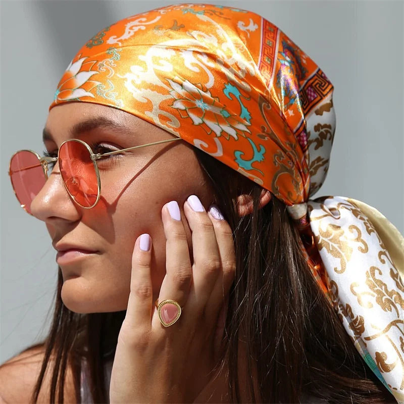 Foulard Carré Satin Graphique · Scarf — 90×90