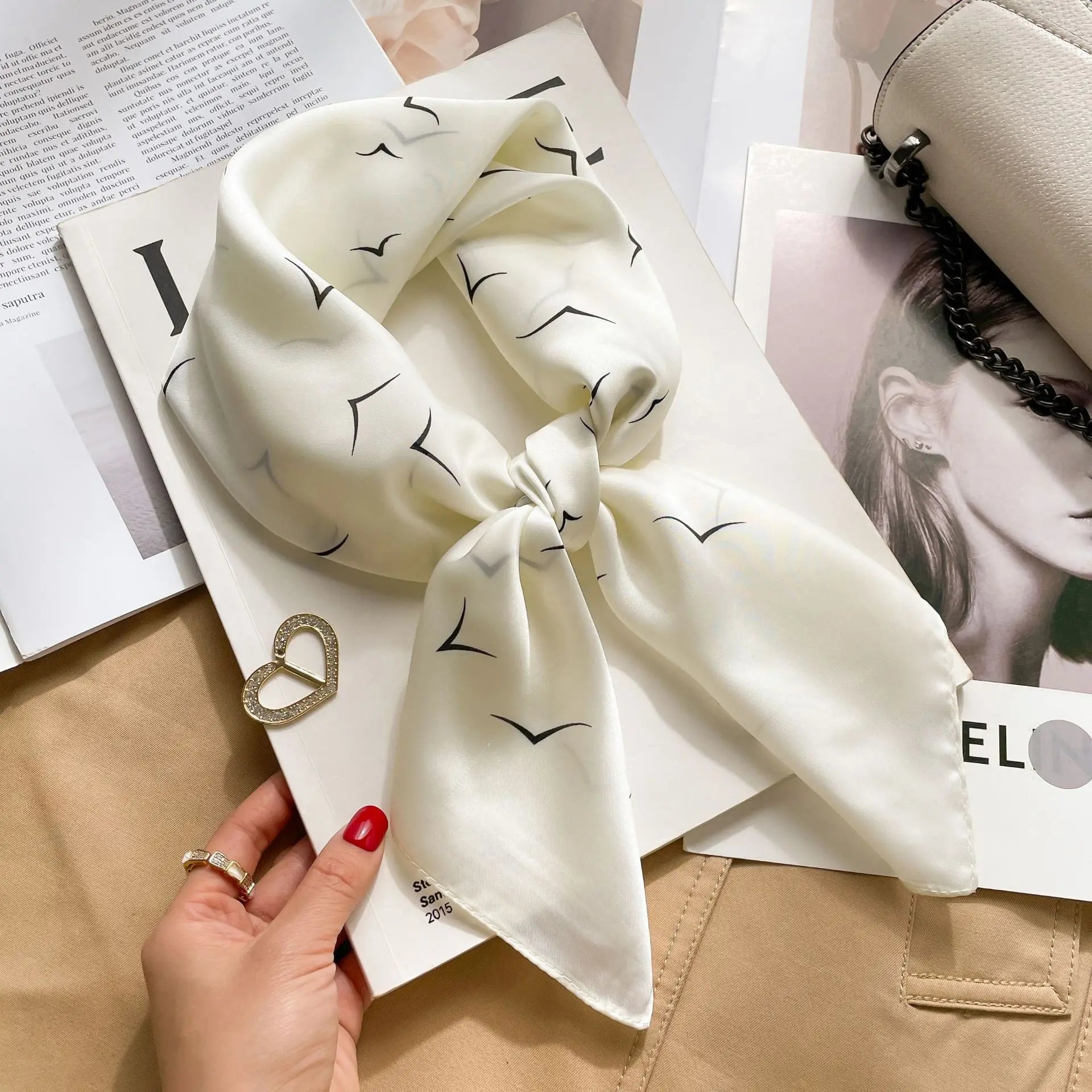 Foulard 70×70 — Imprimé Luxe Satiné