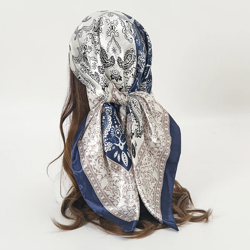 Foulard Carré Satin Graphique · Scarf — 90×90