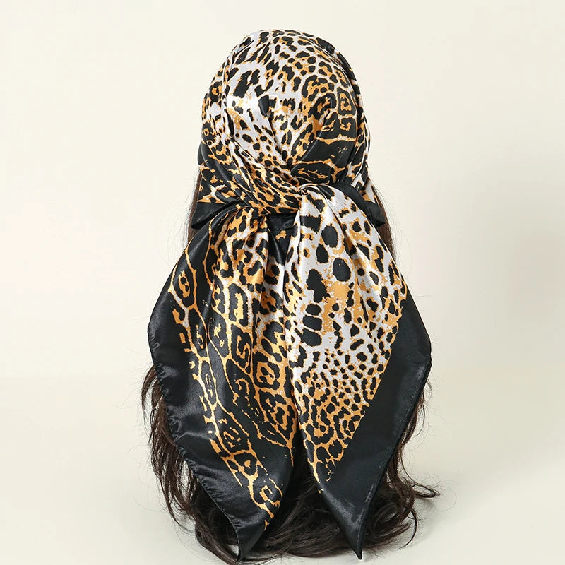 Foulard Carré Satin Graphique · Scarf — 90×90