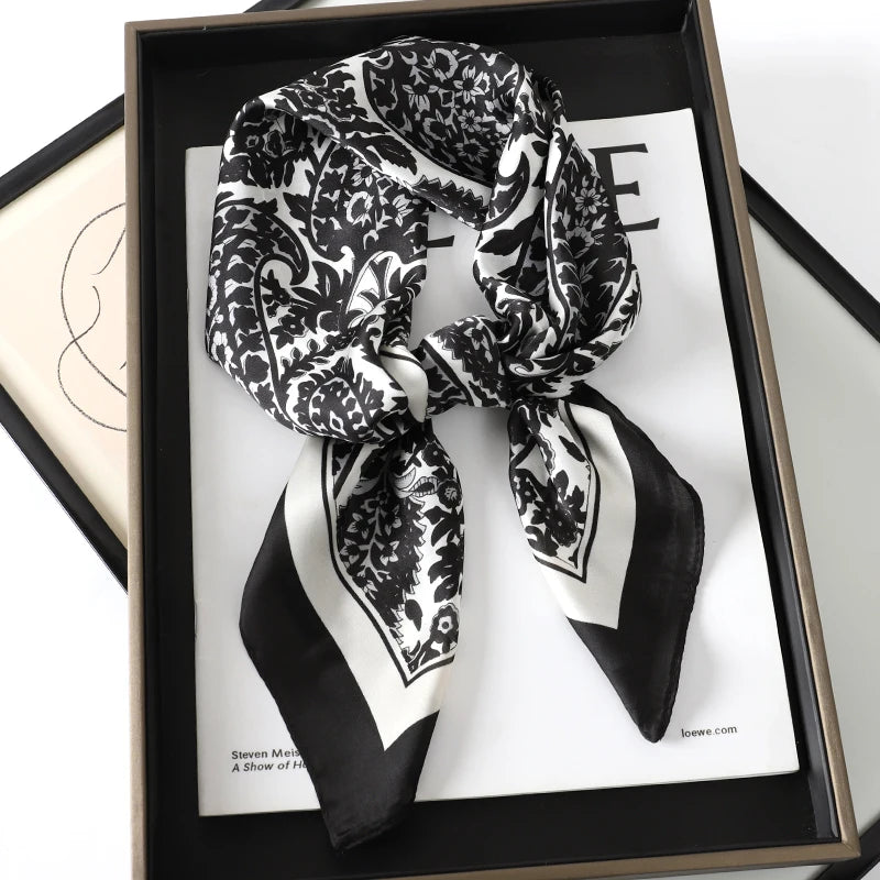 Foulard 70×70 — Imprimé Luxe Satiné