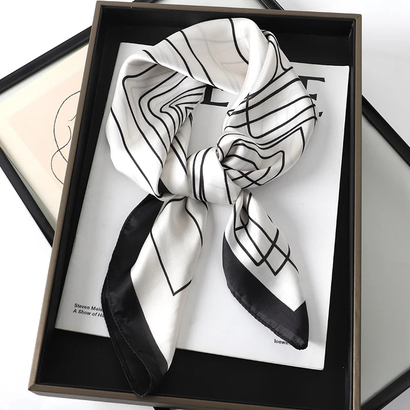 Foulard 70×70 — Imprimé Luxe Satiné