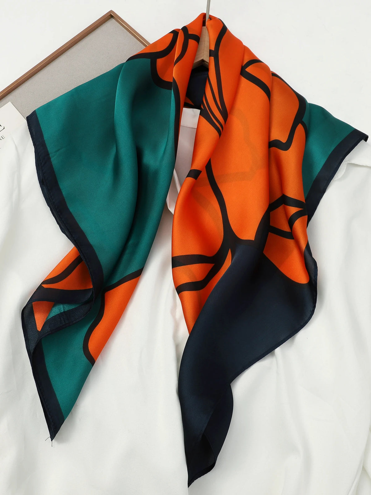 Foulard 70×70 — Imprimé Luxe Satiné