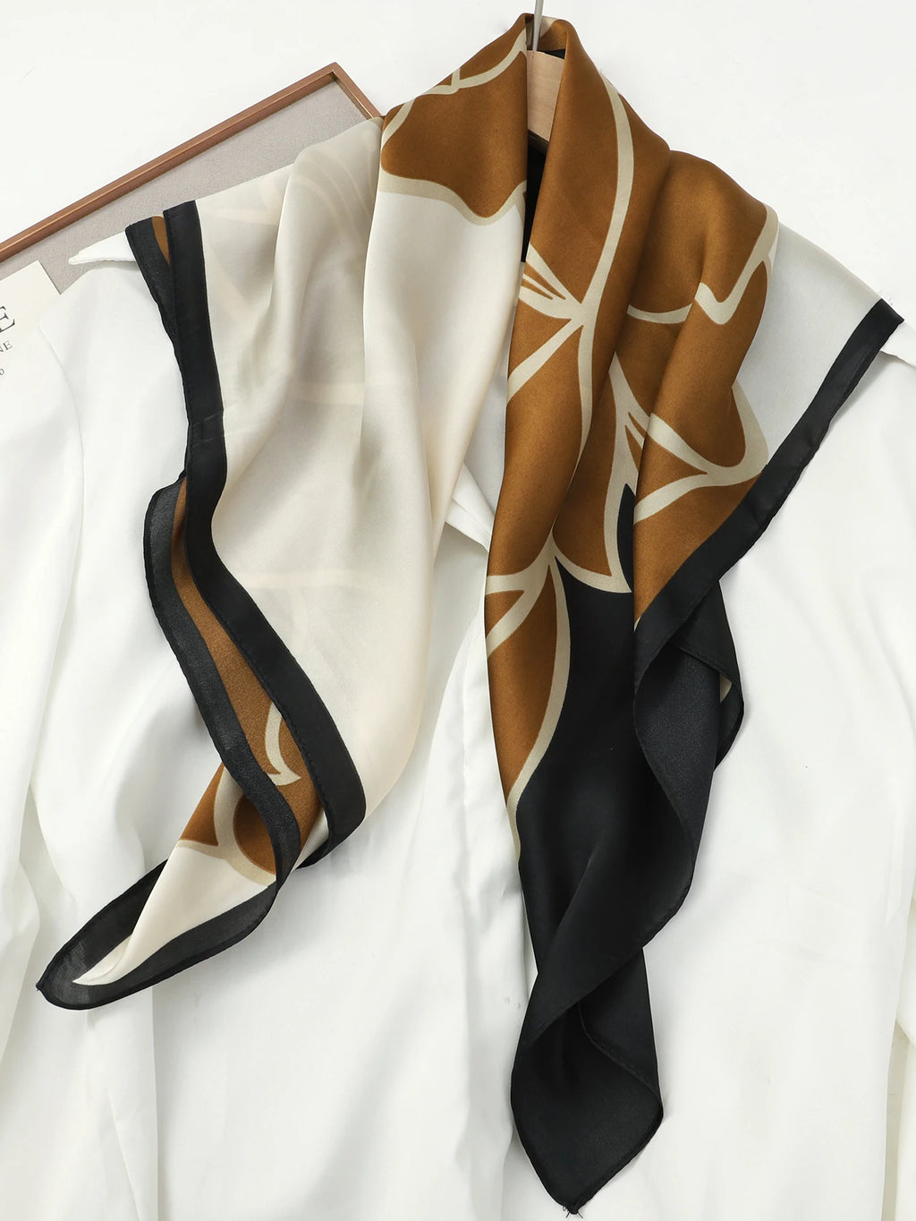 Foulard 70×70 — Imprimé Luxe Satiné