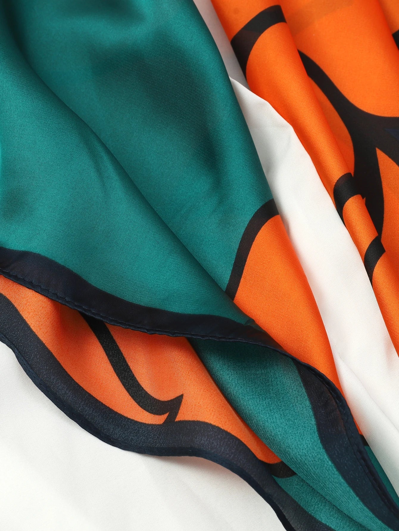 Foulard 70×70 — Imprimé Luxe Satiné