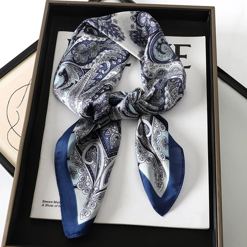 Foulard 70×70 — Imprimé Luxe Satiné
