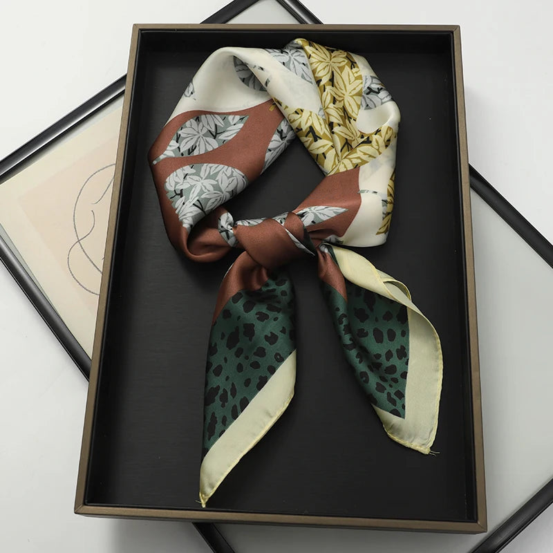 Foulard 70×70 — Imprimé Luxe Satiné