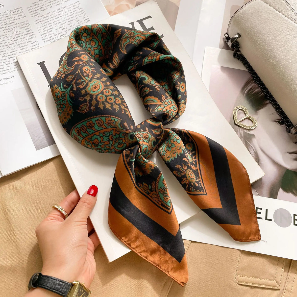 Foulard 70×70 — Imprimé Luxe Satiné