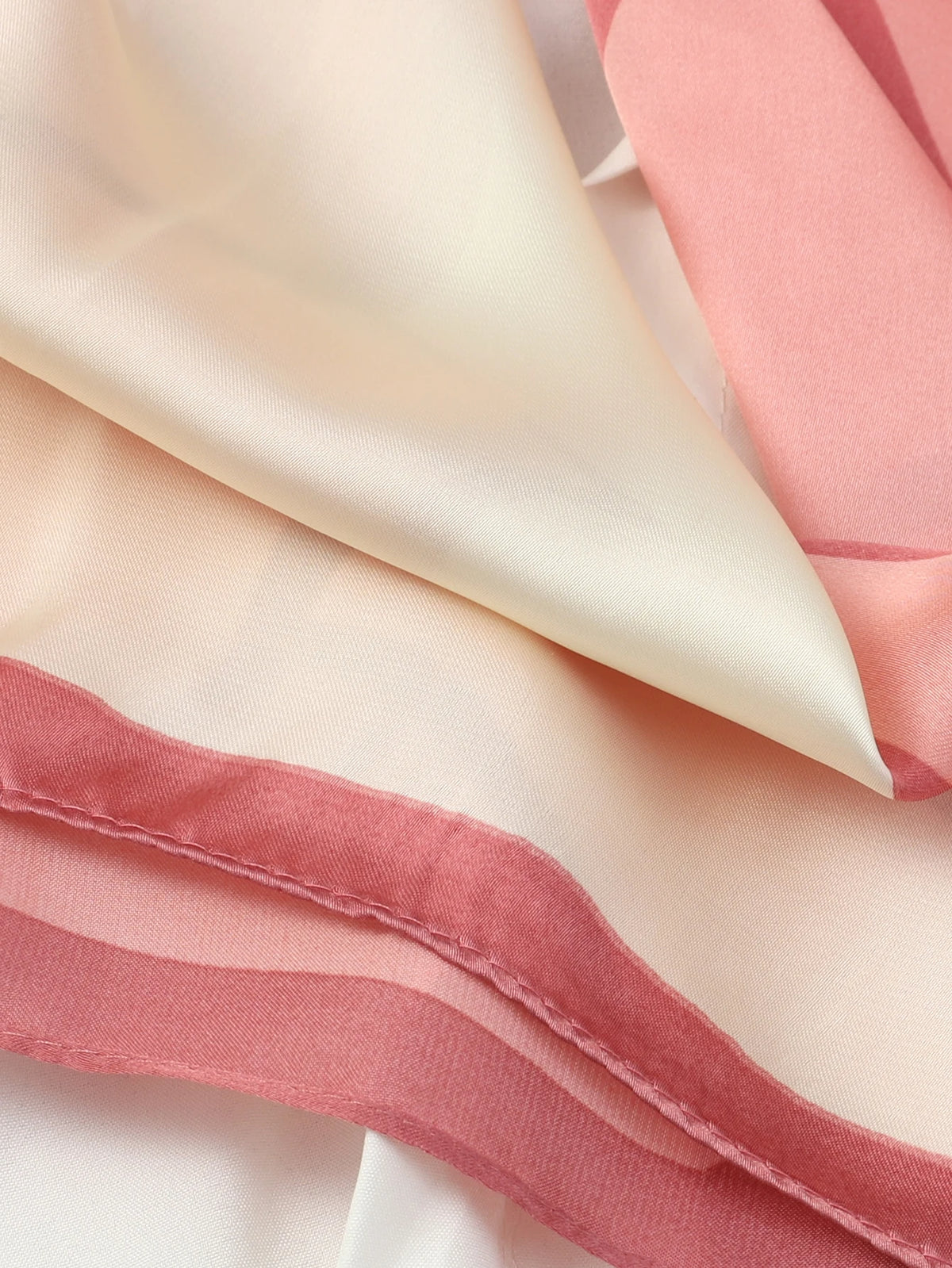 Foulard 70×70 — Imprimé Luxe Satiné