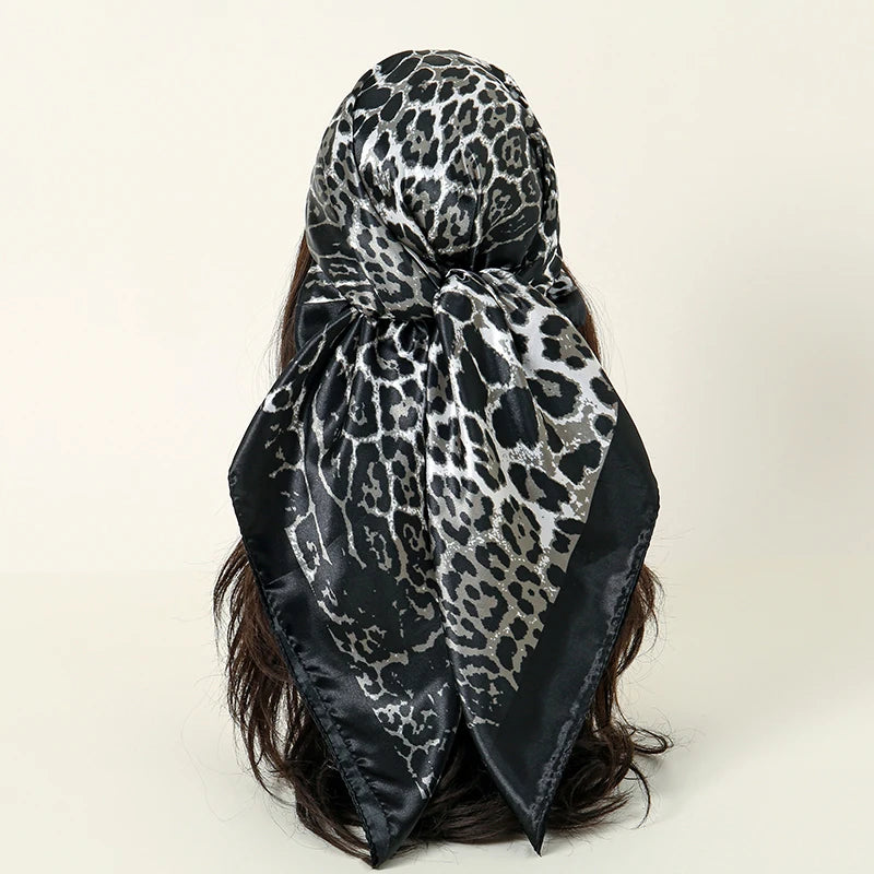 Foulard Carré Satin Graphique · Scarf — 90×90