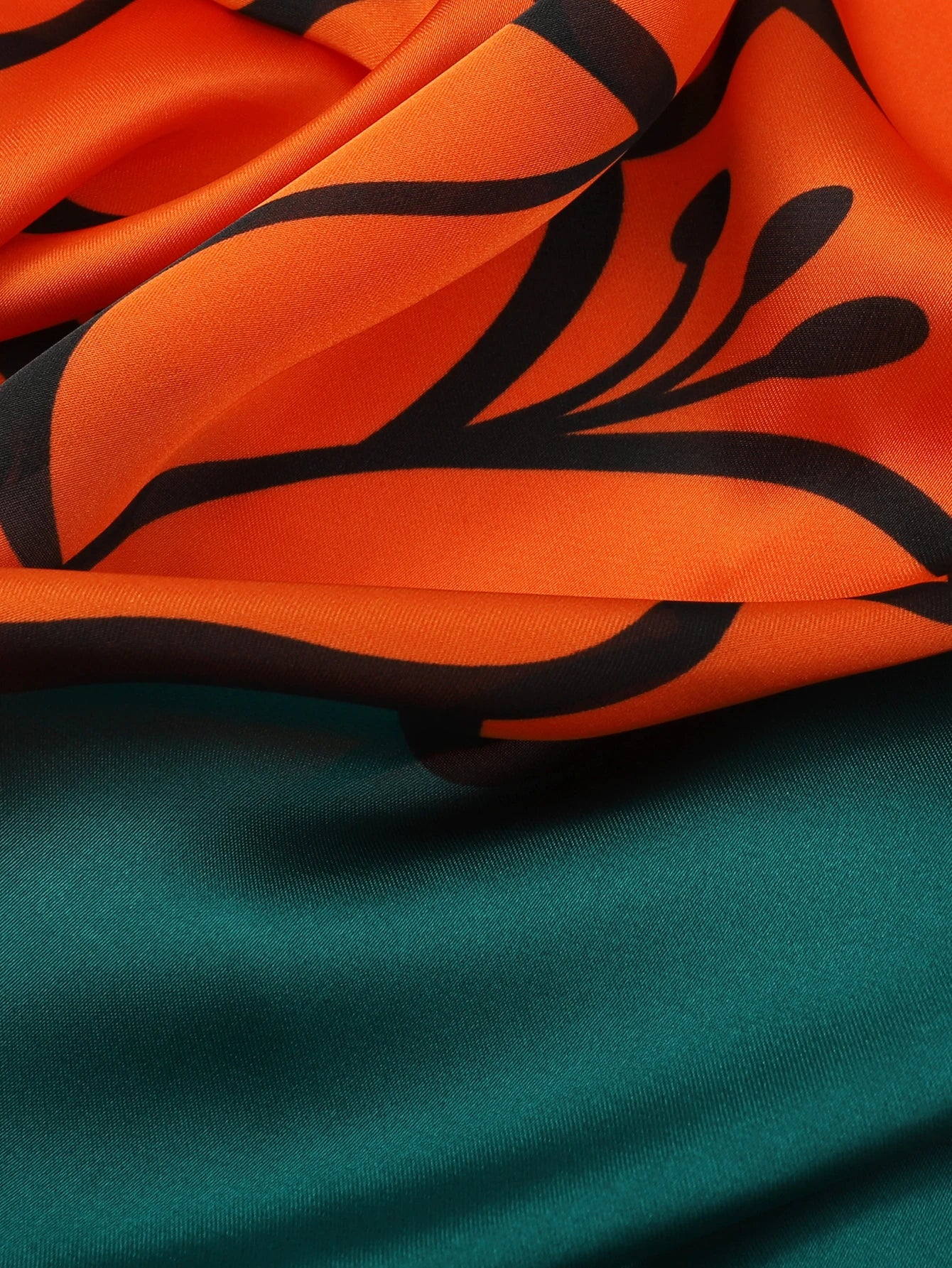 Foulard 70×70 — Imprimé Luxe Satiné