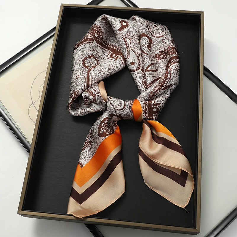 Foulard 70×70 — Imprimé Luxe Satiné
