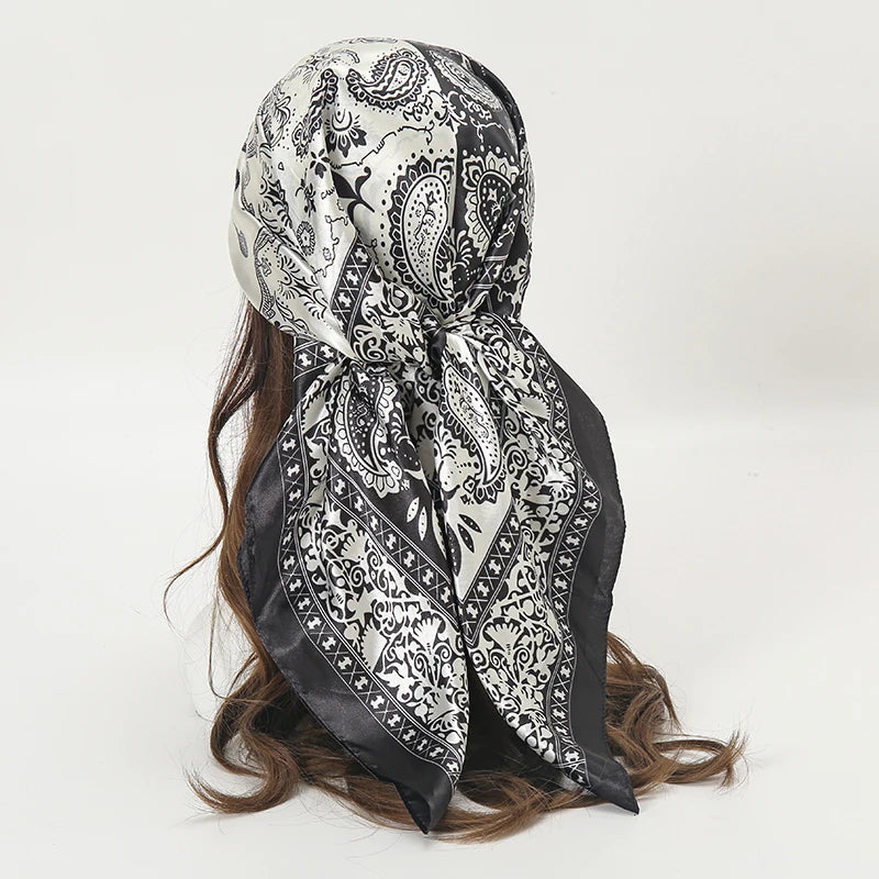 Foulard Carré Satin Graphique · Scarf — 90×90