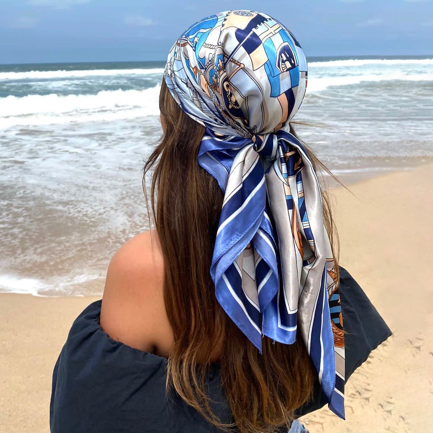 Foulard Carré Satin Graphique · Scarf — 90×90