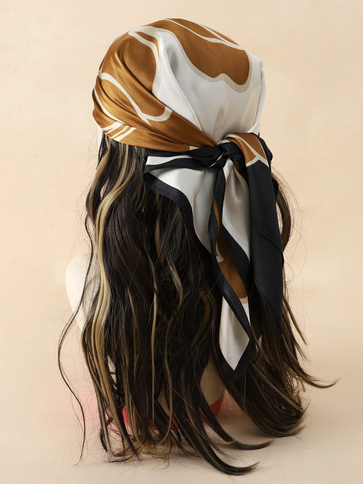 Foulard 70×70 — Imprimé Luxe Satiné