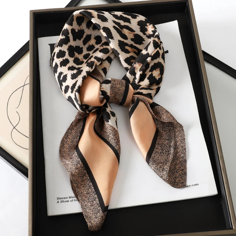 Foulard 70×70 — Imprimé Luxe Satiné