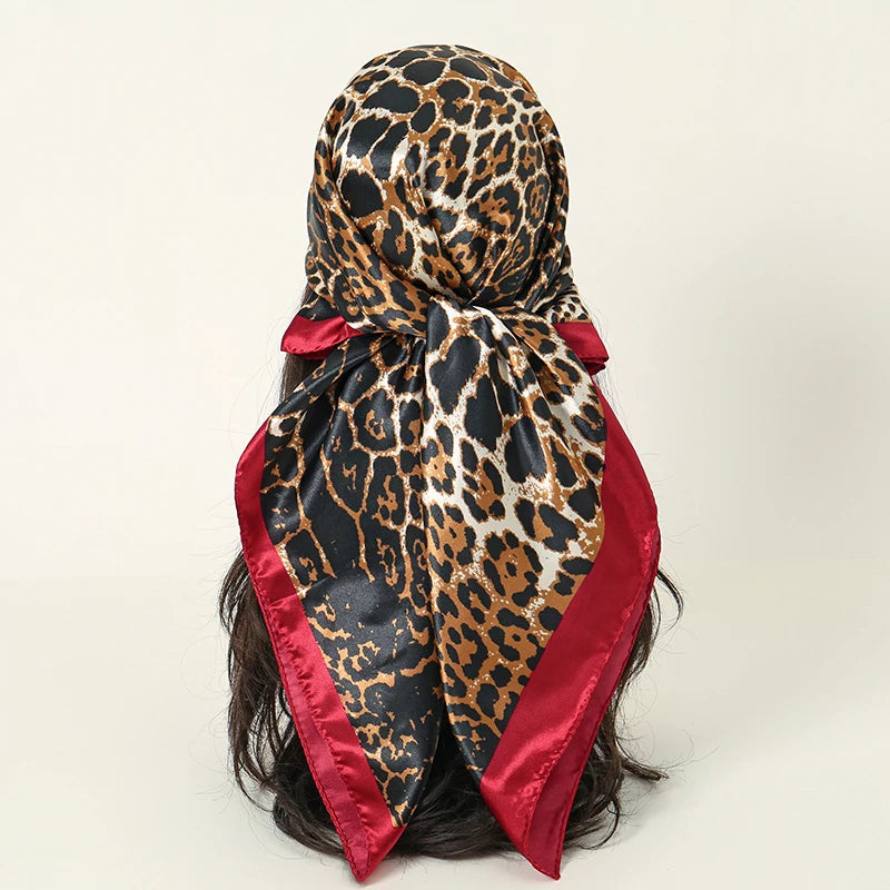 Foulard Carré Satin Graphique · Scarf — 90×90