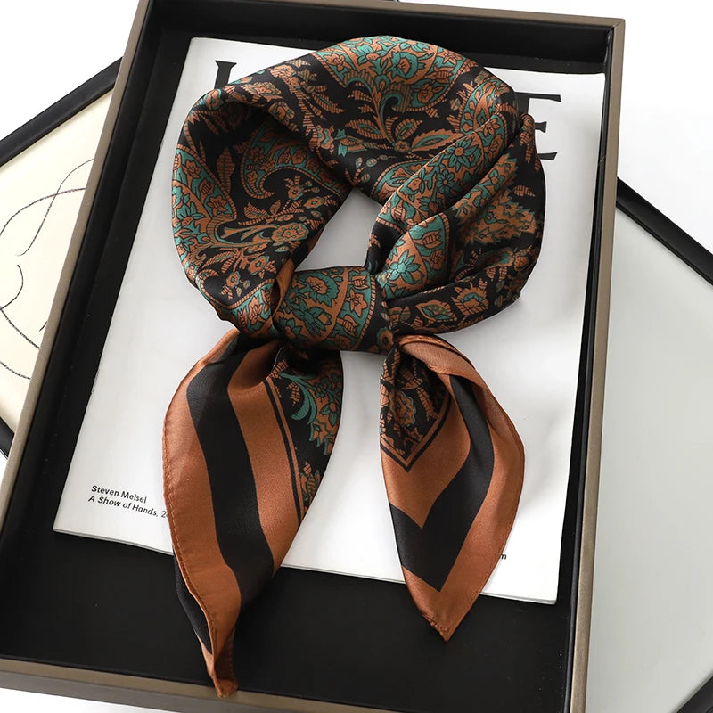 Foulard 70×70 — Imprimé Luxe Satiné