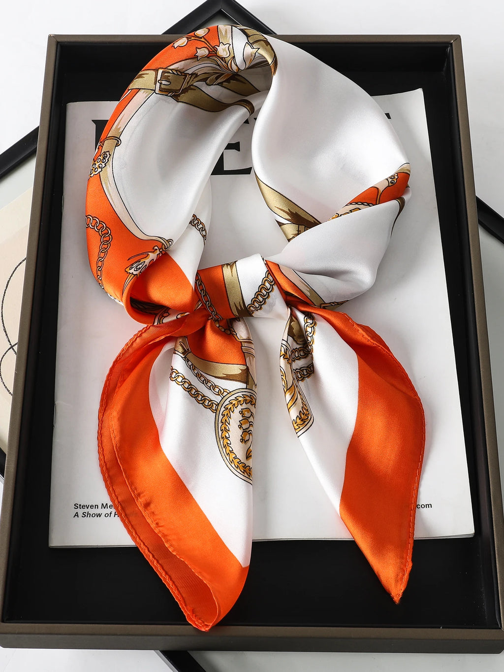 Foulard 70×70 — Imprimé Luxe Satiné