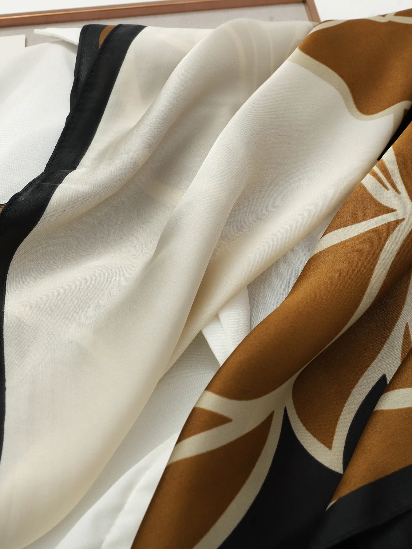 Foulard 70×70 — Imprimé Luxe Satiné