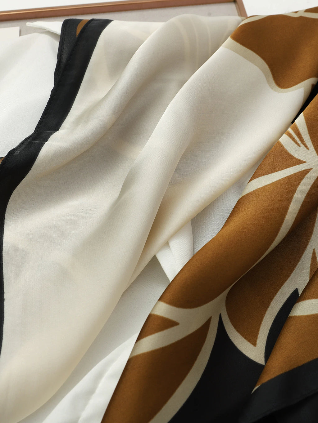 Foulard 70×70 — Imprimé Luxe Satiné