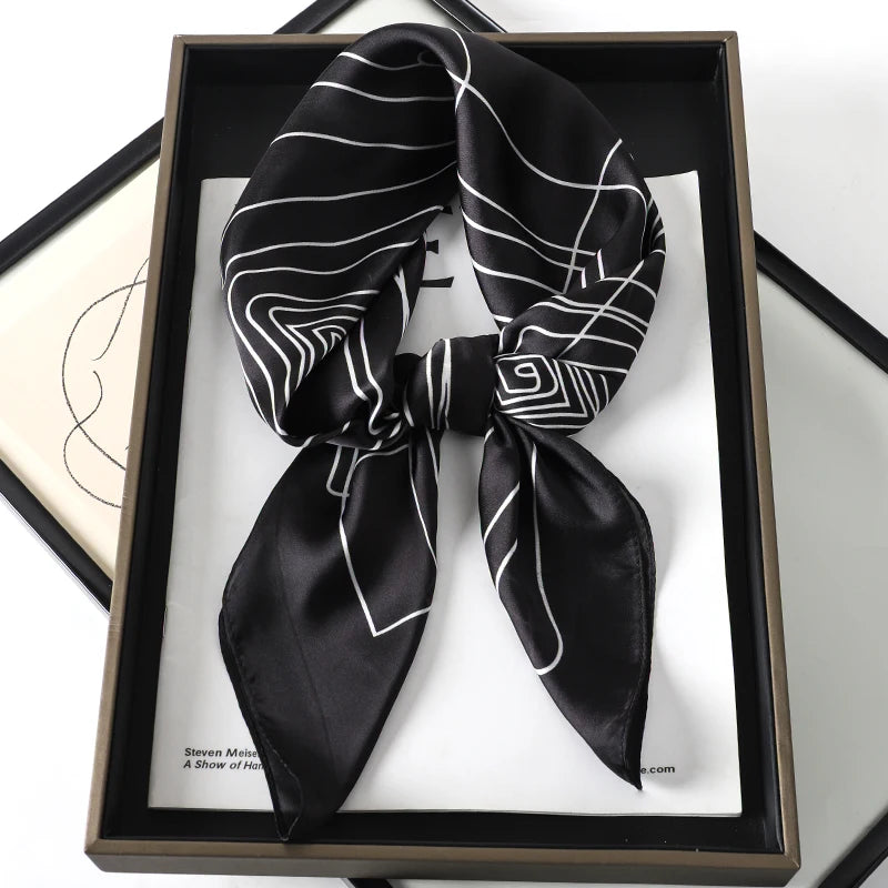Foulard 70×70 — Imprimé Luxe Satiné