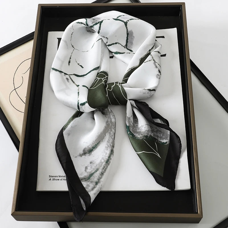 Foulard 70×70 — Imprimé Luxe Satiné