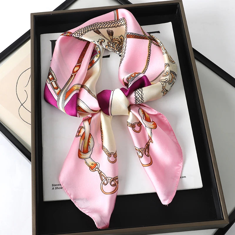 Foulard 70×70 — Imprimé Luxe Satiné
