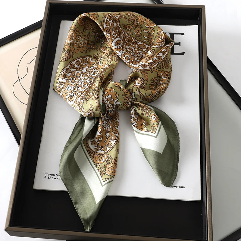 Foulard 70×70 — Imprimé Luxe Satiné