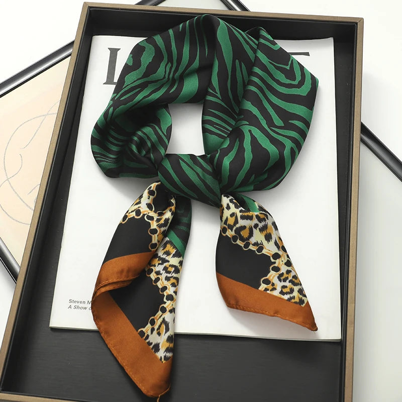Foulard 70×70 — Imprimé Luxe Satiné