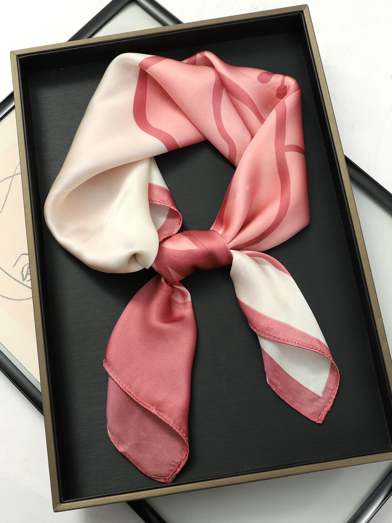 Foulard 70×70 — Imprimé Luxe Satiné