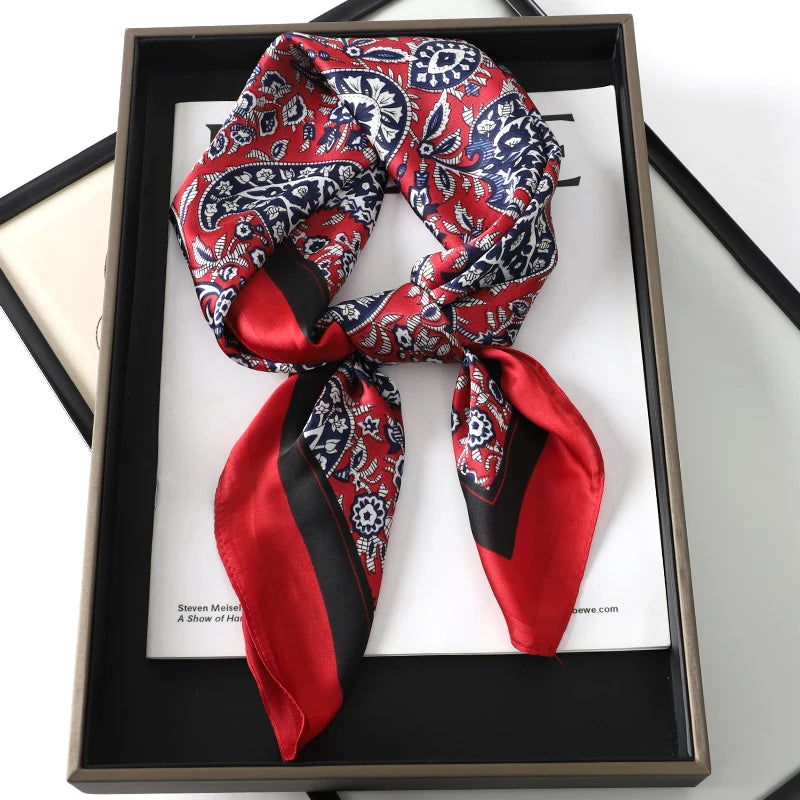 Foulard 70×70 — Imprimé Luxe Satiné