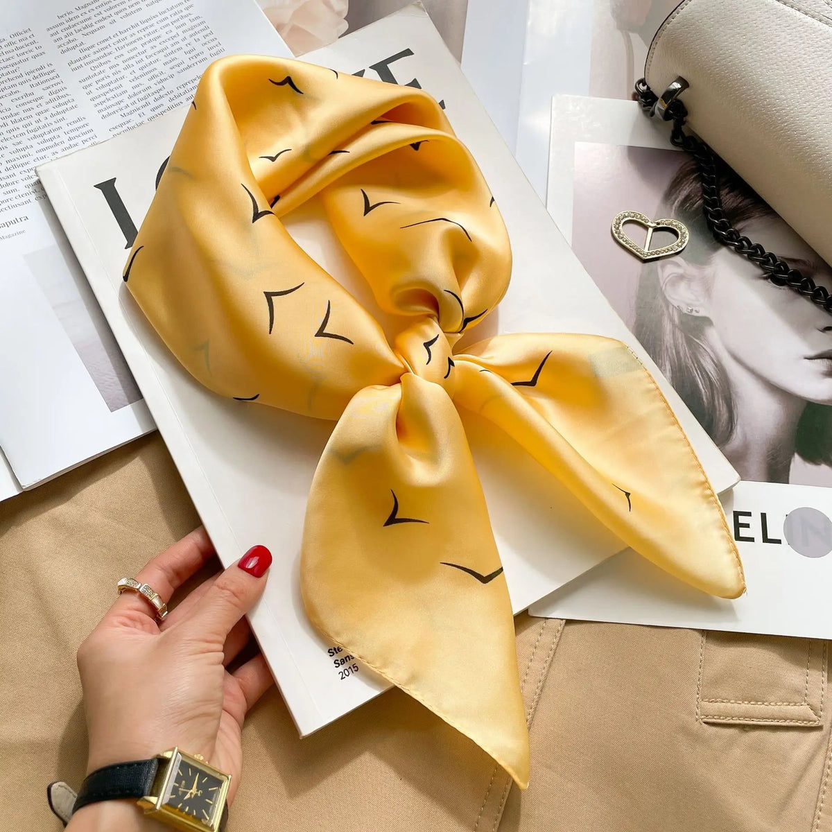 Foulard 70×70 — Imprimé Luxe Satiné