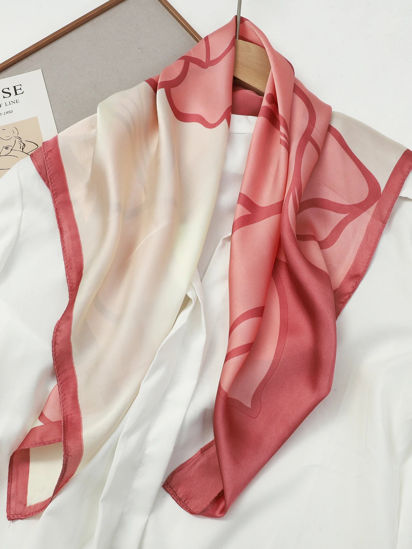 Foulard 70×70 — Imprimé Luxe Satiné