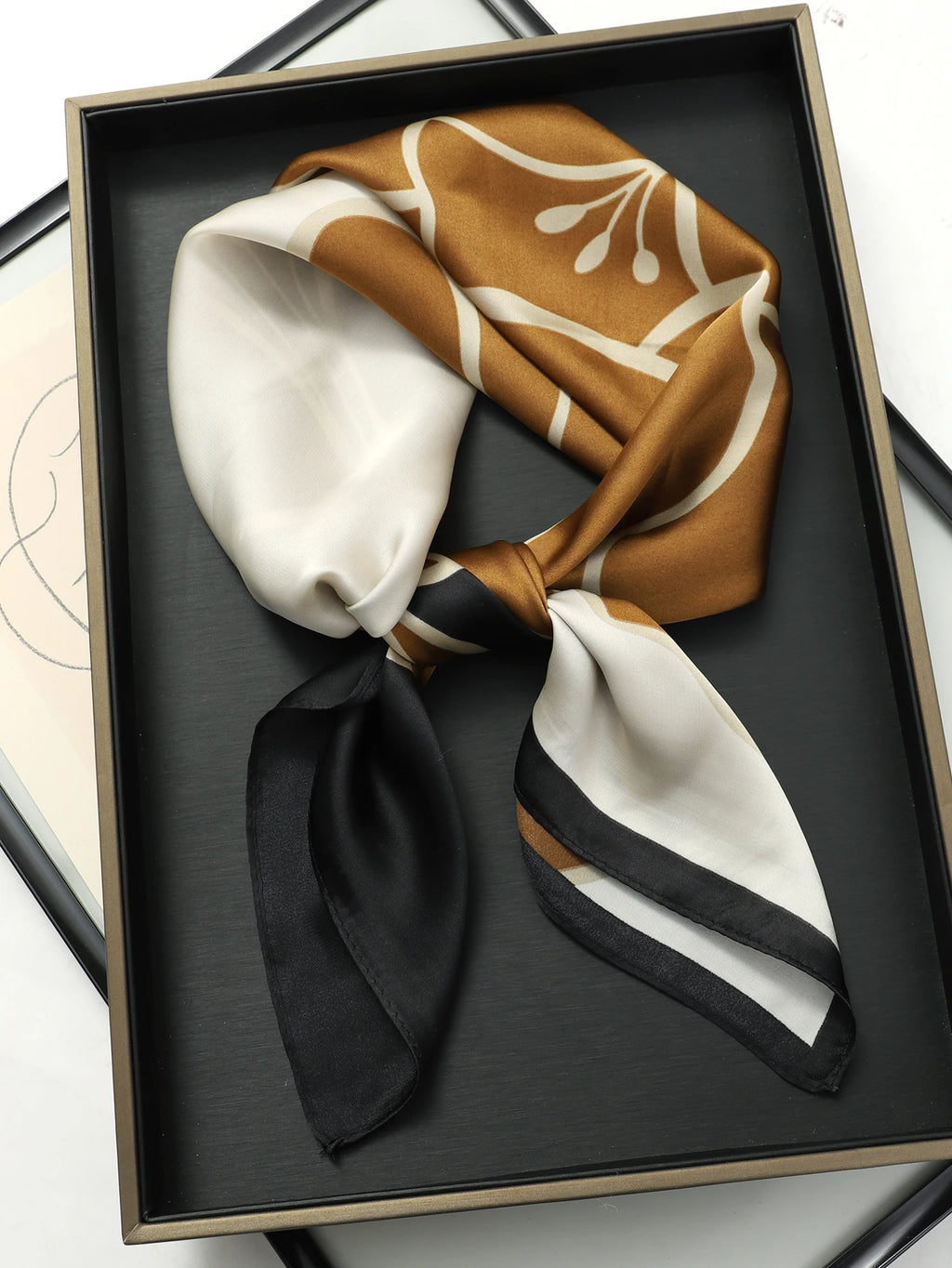Foulard 70×70 — Imprimé Luxe Satiné