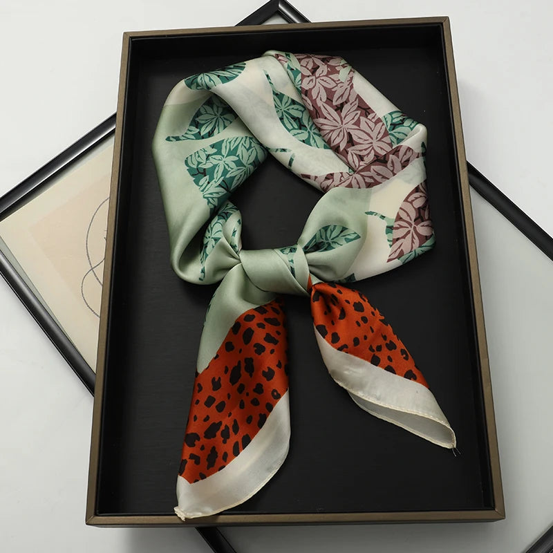 Foulard 70×70 — Imprimé Luxe Satiné