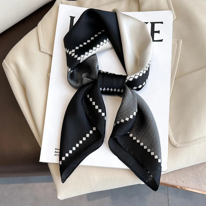 Foulard 70×70 — Imprimé Luxe Satiné