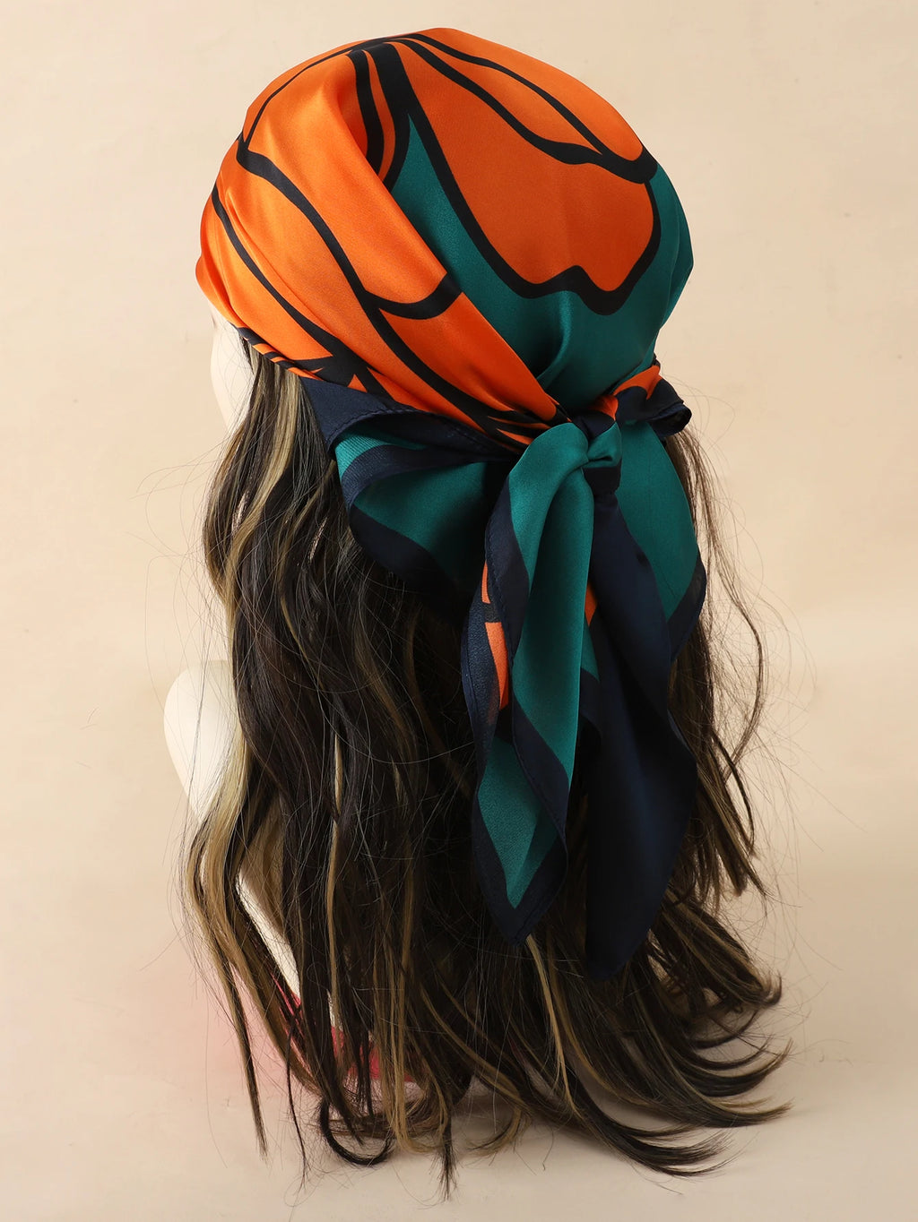 Foulard 70×70 — Imprimé Luxe Satiné