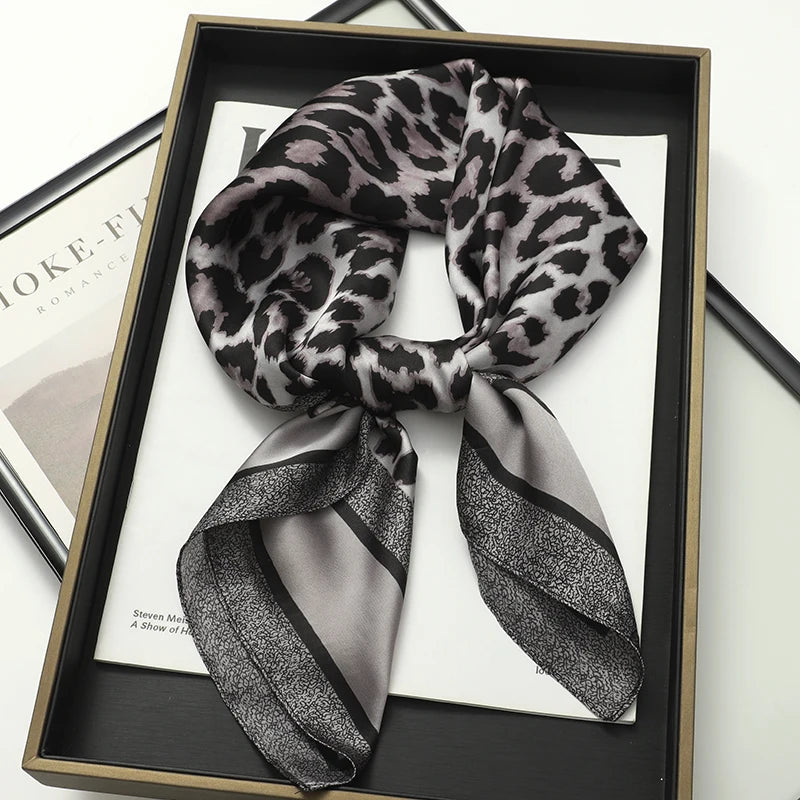 Foulard 70×70 — Imprimé Luxe Satiné