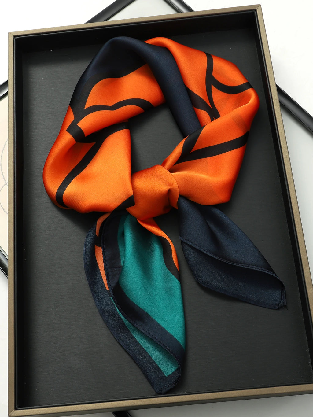 Foulard 70×70 — Imprimé Luxe Satiné
