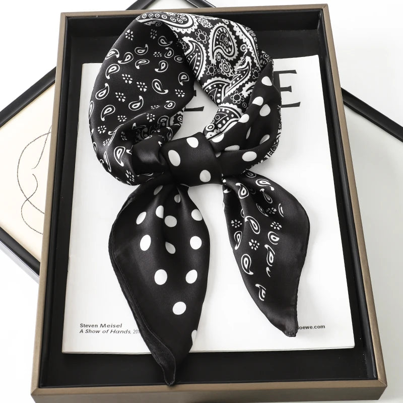 Foulard 70×70 — Imprimé Luxe Satiné