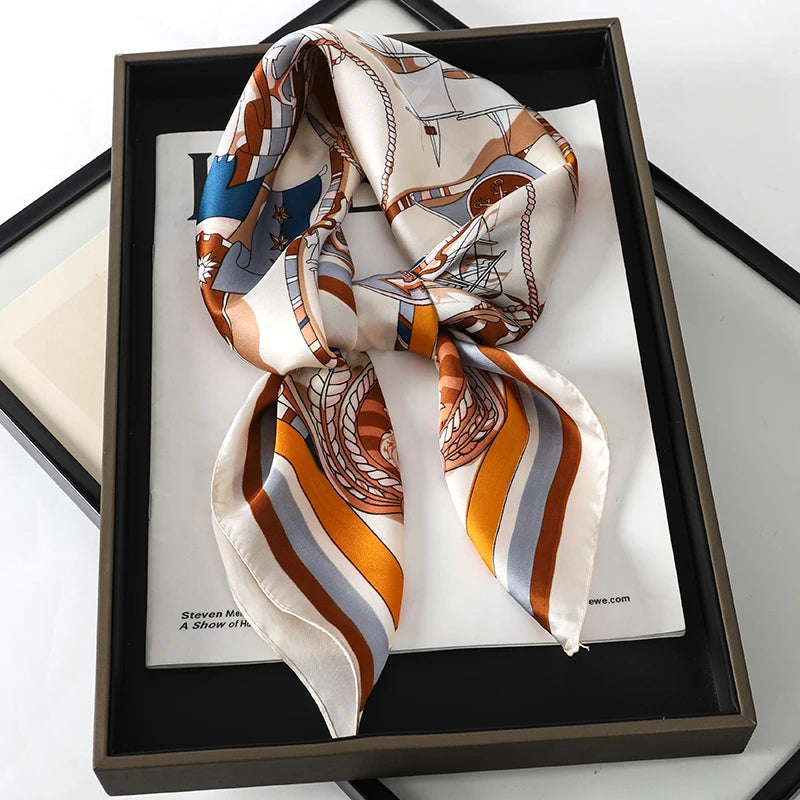 Foulard 70×70 — Imprimé Luxe Satiné