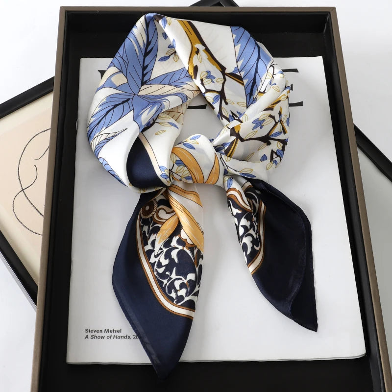 Foulard 70×70 — Imprimé Luxe Satiné