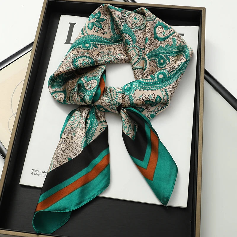 Foulard 70×70 — Imprimé Luxe Satiné