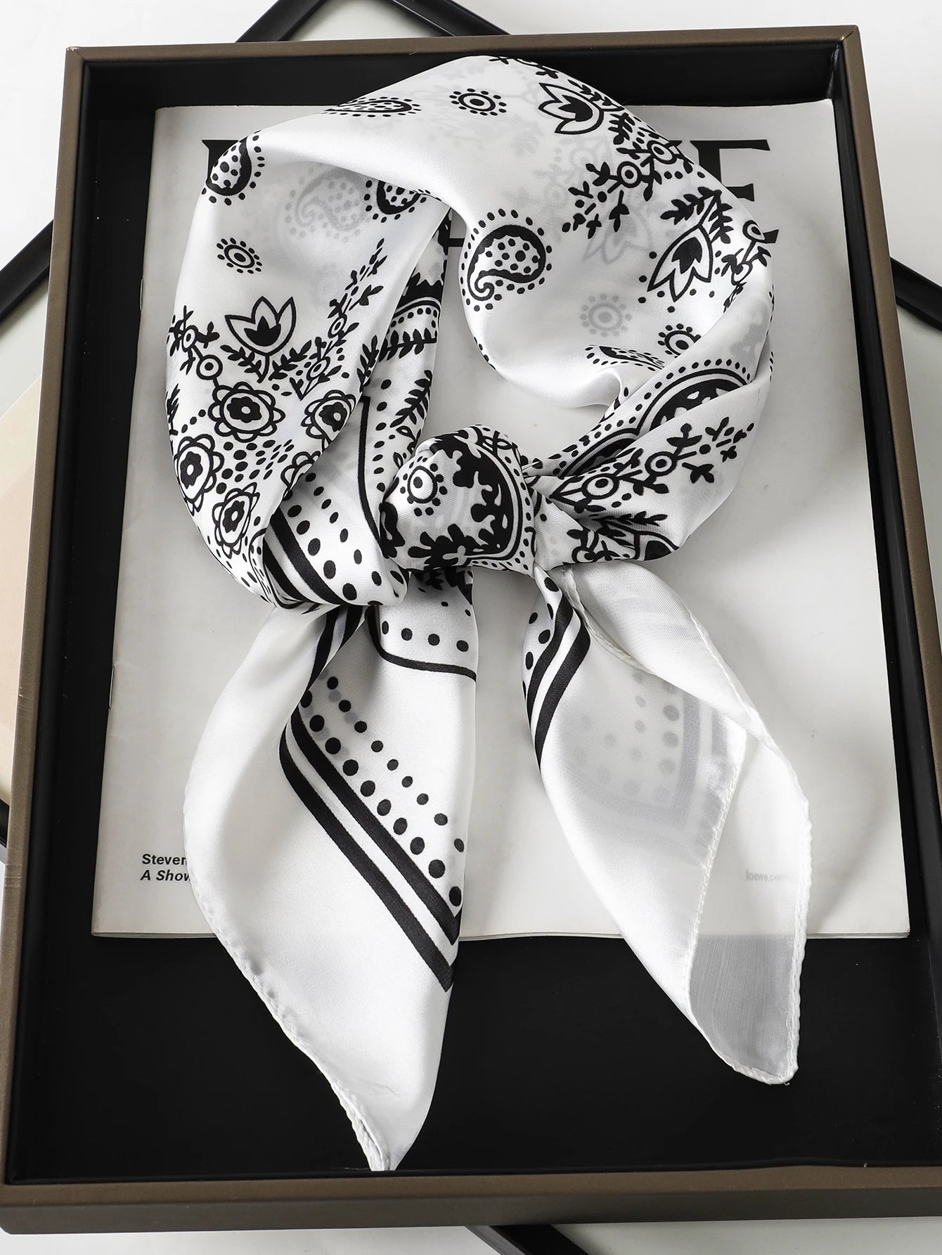 Foulard 70×70 — Imprimé Luxe Satiné
